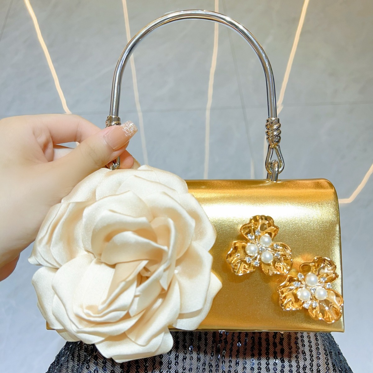 Luxury Gold 3D Flower Clutch B - огляд і ціна Luxury Bags Gold