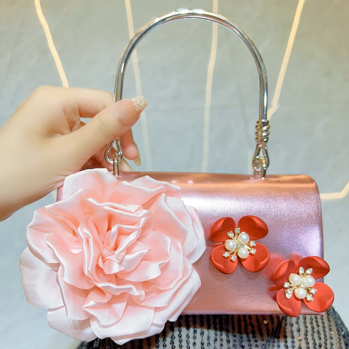 Luxury Gold 3D Flower Clutch B - огляд і ціна Luxury Bags Gold