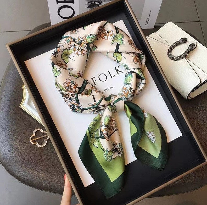 Luxury Fashion Print 70*70cm S - огляд і ціна Luxury Bags Online